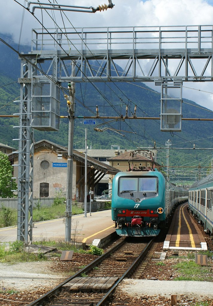 FS E 464 479 with an IR to Milano in Morbengo.
08.05.2010