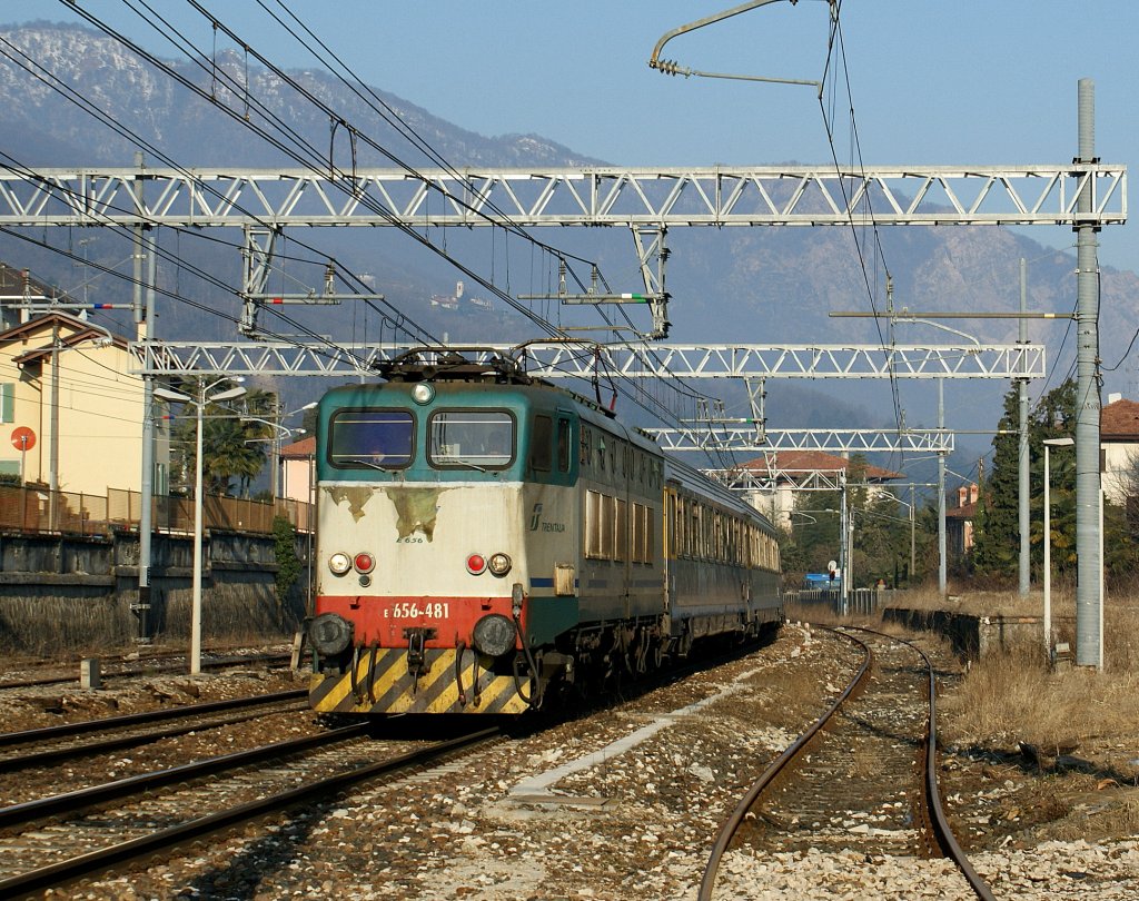 FS E 656 481 with CIS EC 37 to Venezia in Stresa. 
24.02.2009