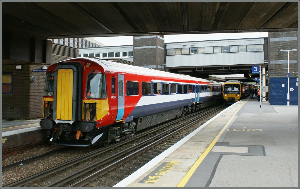 Gatwick Express non stop to London Victoria. The 442422 in Gatwick Station.
18.05.2011