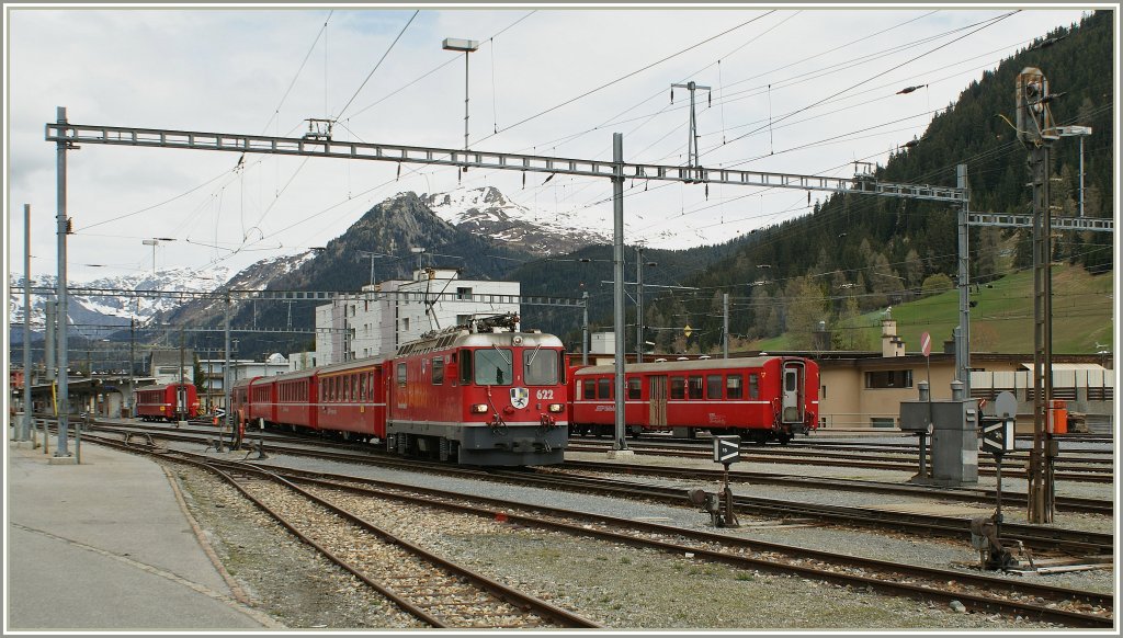 Ge 4/4 II 622 is leaving the Davos Station to the way to Filisur. 11.05.2010