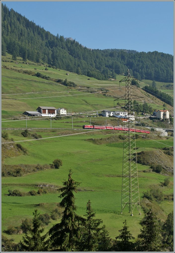 Ge 4/4 II with a RE to Disentis is leaving Ardez. 
11.09.2011 