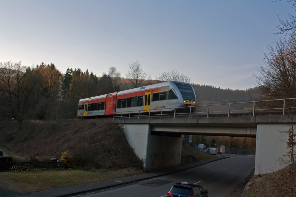 GTW 2 / 6 of the Hellertalbahn comes from Betzdorf on 02.03.2010 and is on the bridge, just before the stopping point Herdorf-Königsstollen.