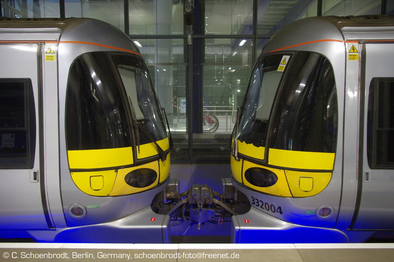 Heathrow Express 332004 awayting departure in Heathrow's Terminal 5.
October 2009