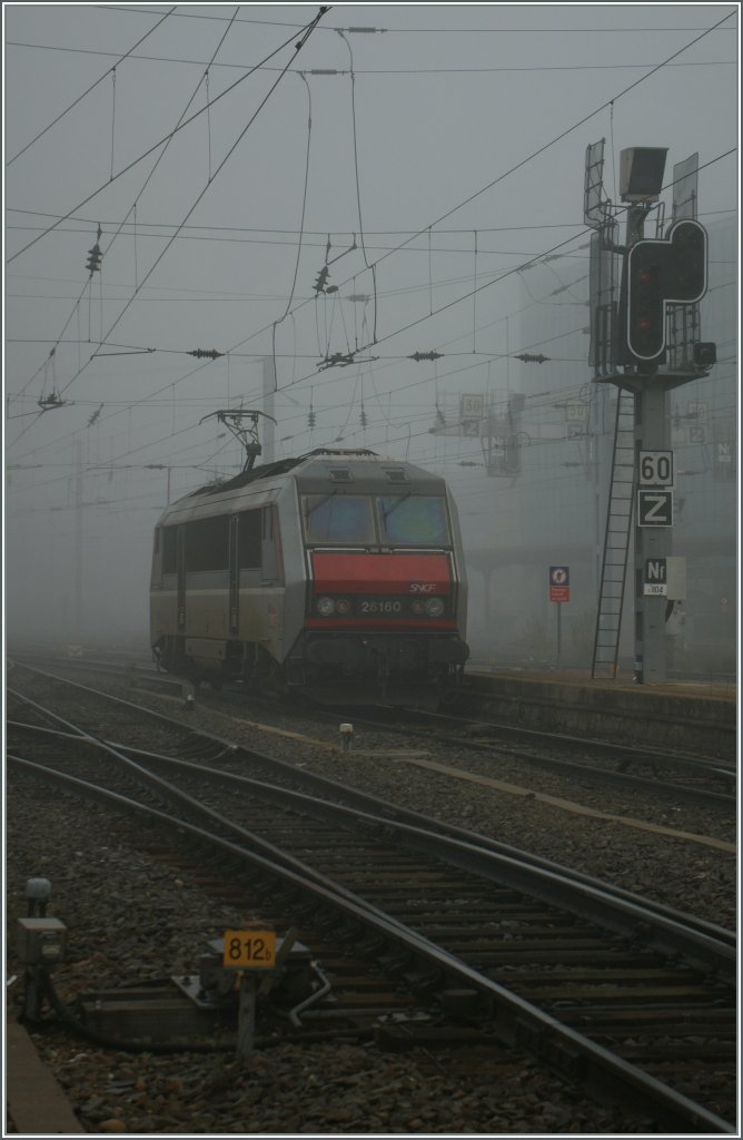 Heavy fog in Strasbourg - SNCF Sybic BB 26160 is coming with the overnight train from the south of French. 
29.10.2011