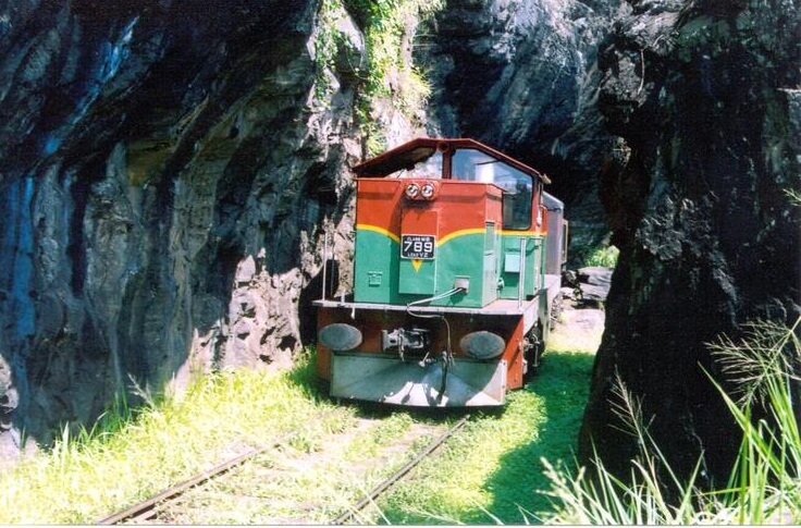 Henschel Thyssen Class M6 789 returning back to Colombo pulling the morning Passenger train from Badulla passing Kadugannawe on down hill on 20th Aug 2012


