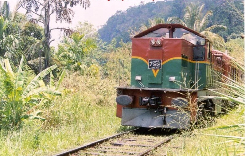 Henschel Thyssen Class M6 792 climbing 1:44 gradient Kadugannawe incline on full throttle seen on 12 Aug 2012



