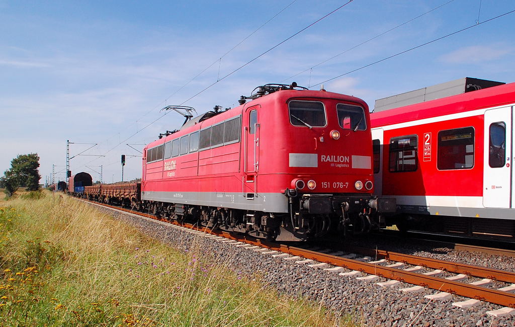 Her we see the German Railway electricel locomotive of the class 131 076-7 with a long fraigthtrain near Neuss Allerheiligen. On the other track went by an electrial multipale unit of the class 423 on it's way to Dsseldorf airport. friday 17th of august 2012