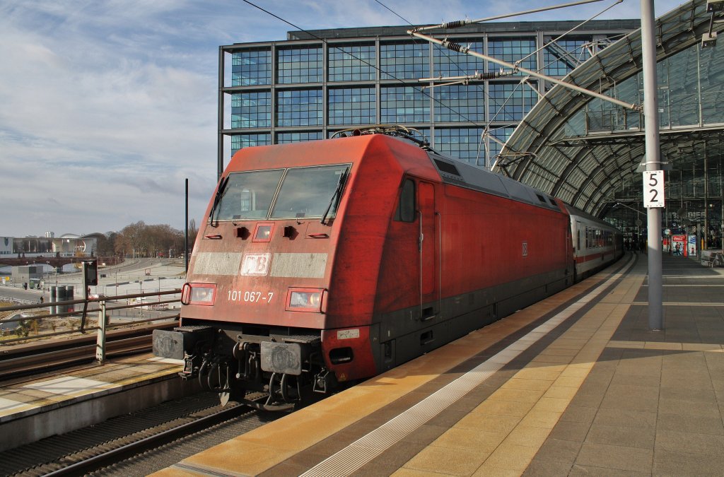Here 101 067-7 with IC2241 from Mnster (Westf.) main station to Berlin Ostbahnhof. Berlin main station, 25.2.2012.