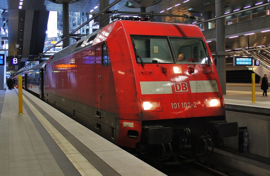 Here 101 102-2 with EC177 from Berlin Gesundbrunnen to Wien Praterstern. Berlin main station, 25.2.2012.