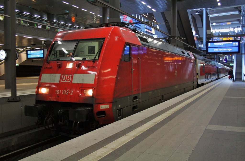 Here 101 102-5 with CNL1246 from Mnchen East to Berlin Lichtenberg. Berlin main station, 25.2.2012.