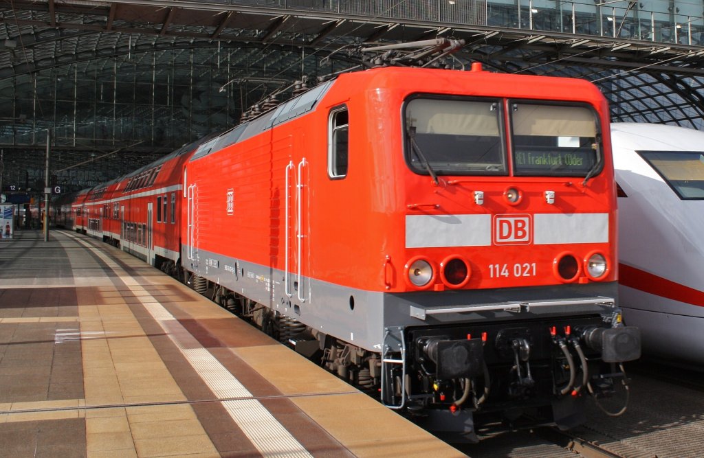 Here 114 021 with a local train from berlin Cahrlottenburg to Frankfurt(Oder). Berlin main station, 25.2.2012.