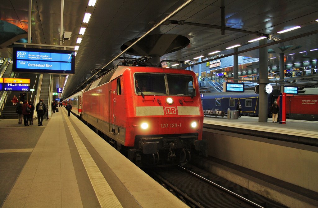 Here 120 120-1 with IC2353 from Erfurt main station to Binz. Berlin main station, 25.2.2012.