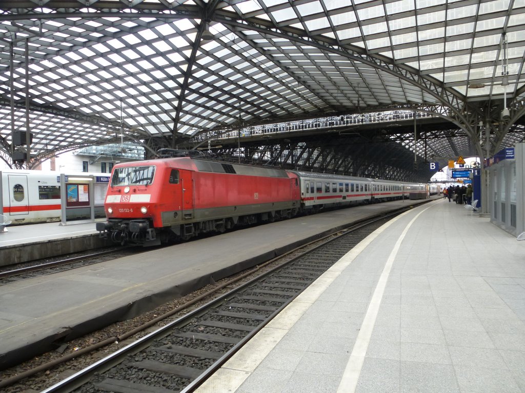 Here 120 132-6 with a InterCity in Cologne main station.