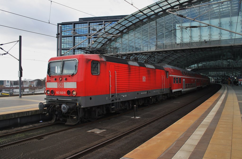 Here 143 641-9 with a local train from Berlin Zoologischer Garten to Wnsdorf-Waldstadt. Berlin main station, 25.2.2012.