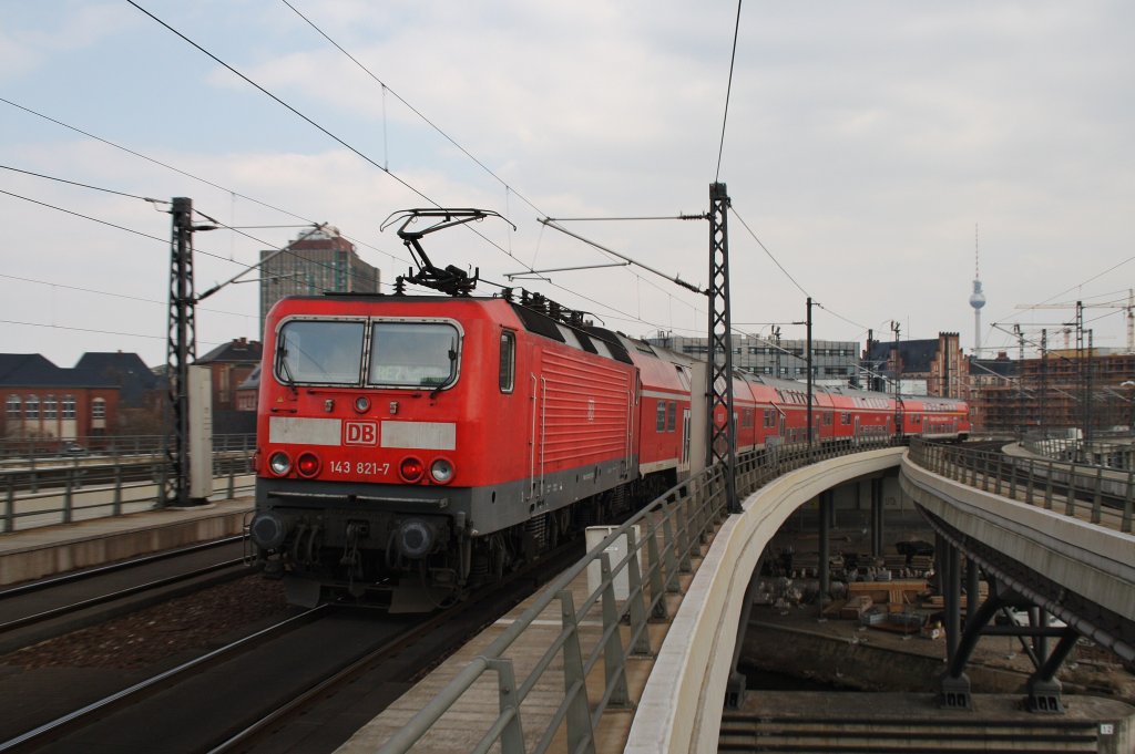 Here 143 821-7 with a local train from Berlin Zoologischer Garten to Wünsdorf-Waldstadt. Berlin central station, 6.4.2012.
