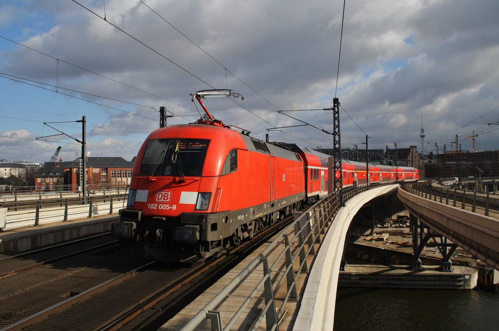 Here 182 005-9 with a local train from Wismar to Cottbus. Berlin main station, 25.2.2012.