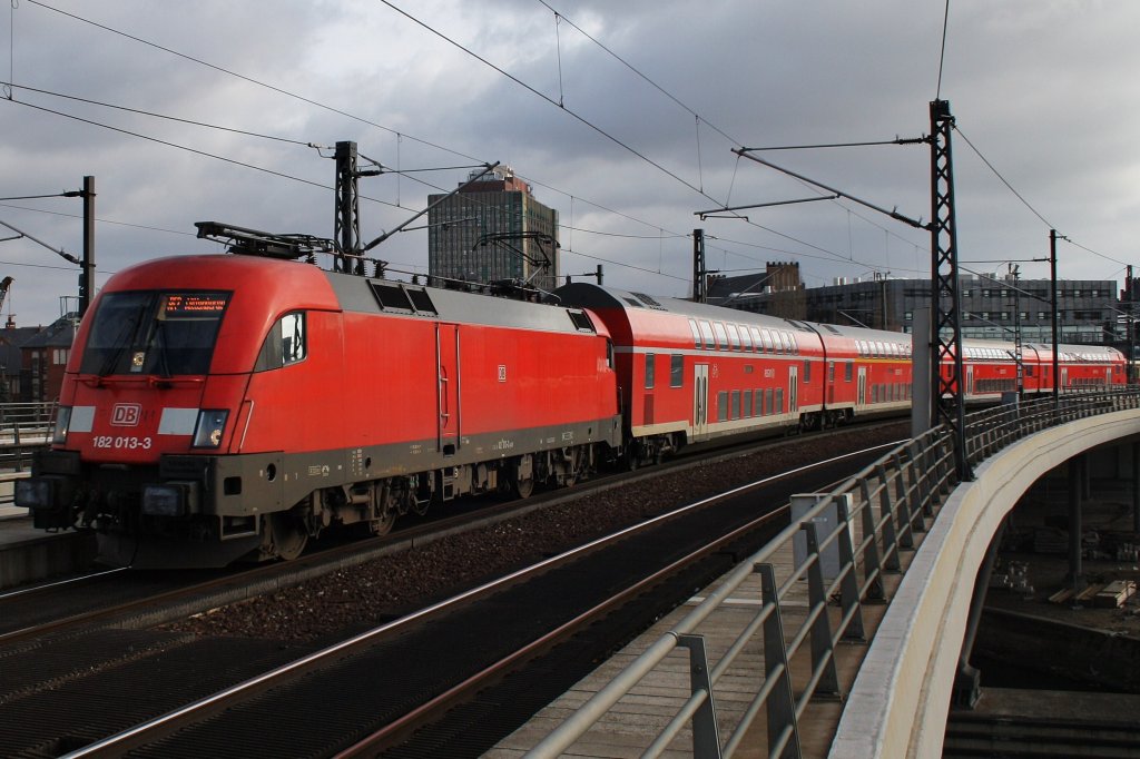 Here 182 013-3 with a local train from Cottbus to Wittenberge. Berlin main station, 25.2.2012.