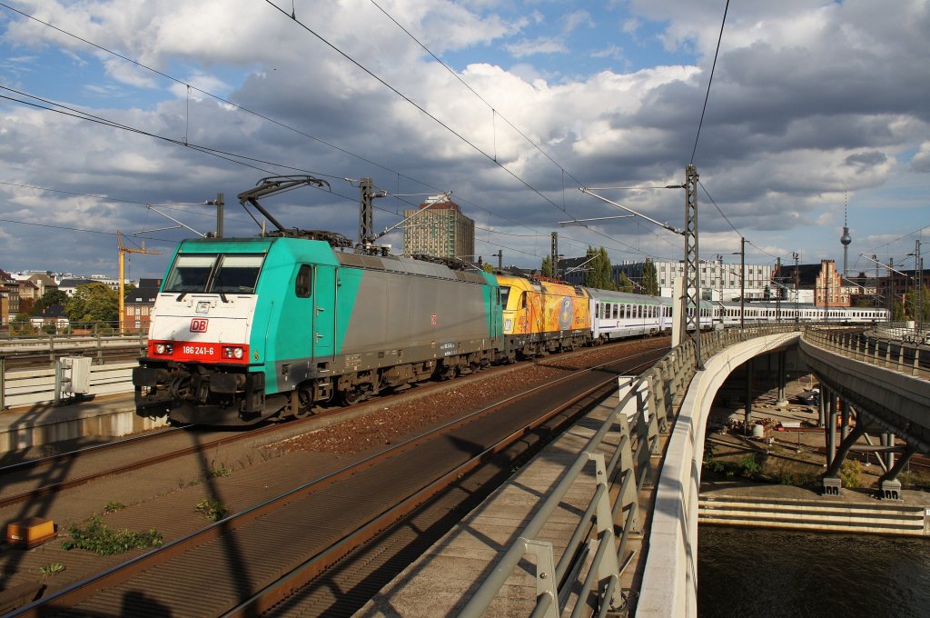 Here 186 241-6 with 5 370 009 and EC44 from Warsawa Wschodnia to Berlin central station, at the entrance to the main station in Berlin. (3.10.2012)