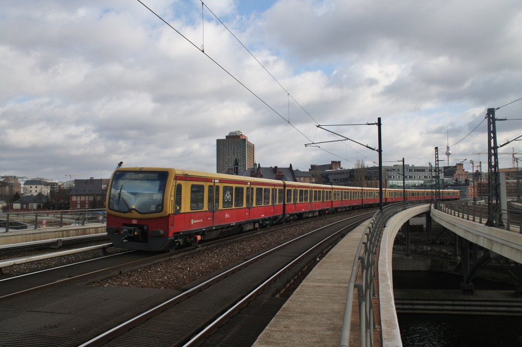 Here 481 188-1 as a S7 from Potsdam main station to Ahrensfelde. Berlin main station, 25.2.2012.