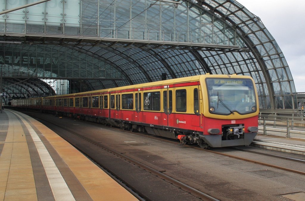 Here 481 307-7 as a S7 from Potsdam main station to Ahrensfelde. Berlin main station, 25.2.2012.