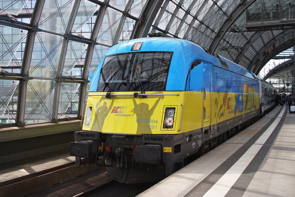 Here 5 370 004 with EC45 from Berlin central station to Warszawa Wschodnia. Berlin central station, 30.4.2012.