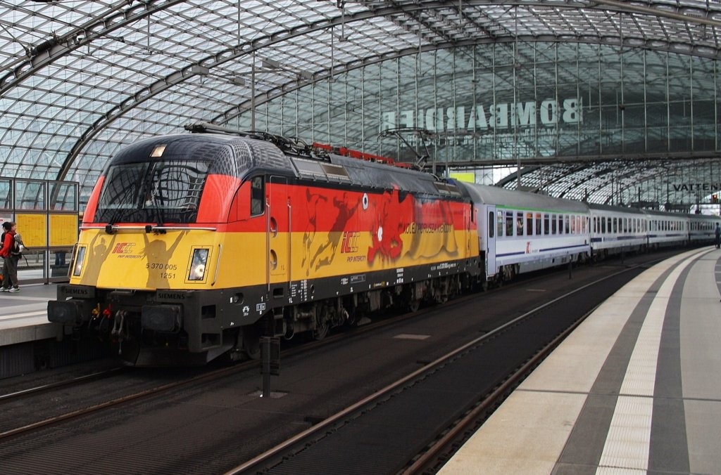 Here 5 370 005 with EC46 from Warszawa Wschodnia to Berlin central station. Berlin central station, 16.6.2012.