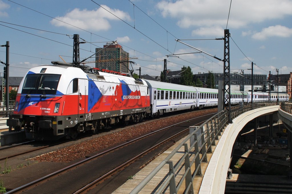 Here 5 370 006 with EC54 from Gdynia Glowna to Berlin central station. Berlin central station, 4.7.2012.