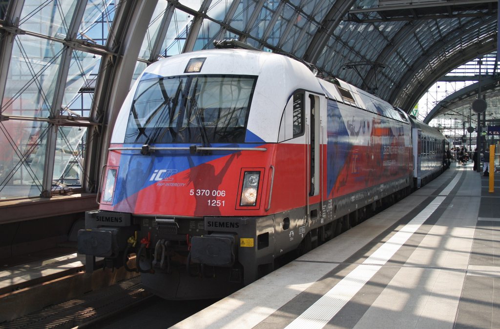 Here 5 370 006 with EC55 from Berlin central station to Gdynia Glowna. Berlin central station, 4.7.2012.