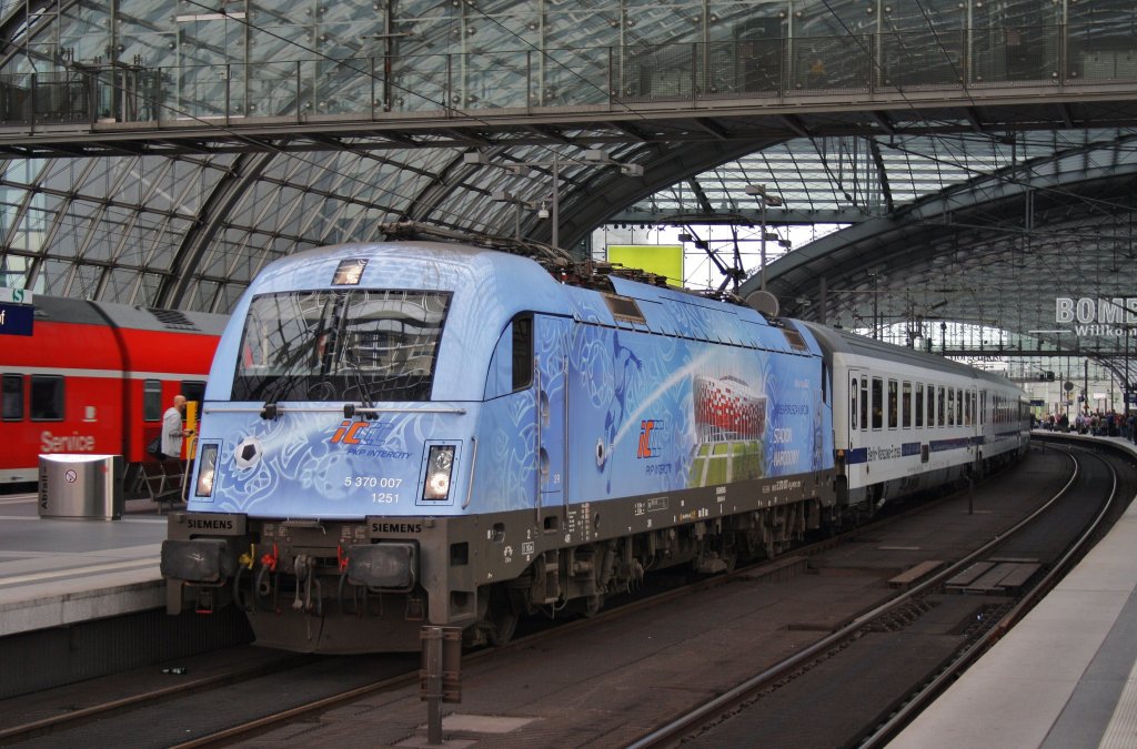 Here 5 370 007 with EC43 from Berlin central station to Warszawa Wschodnia. Berlin central station, 16.6.2012.