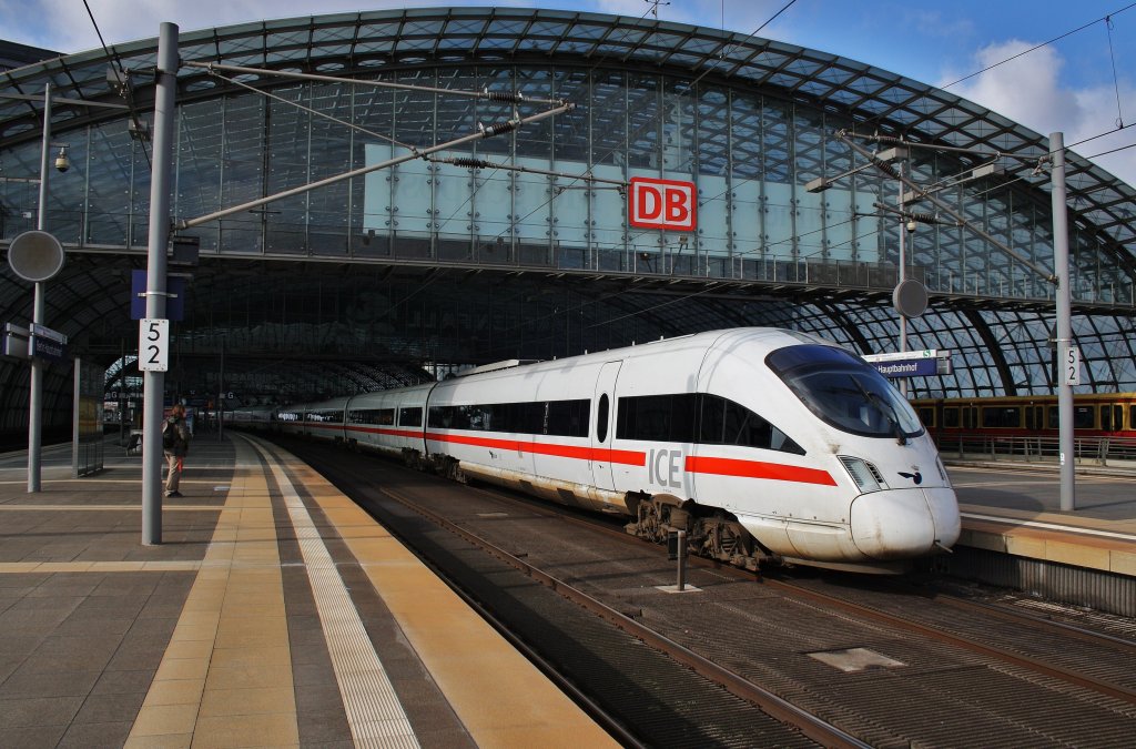 Here 605 517-3 as ICE35 from Berlin Ostbahnhof to Koebenhavn H with 605 002-5 as ICE380 from Berlin Ostbahnhof to Fredericia st. Berlin main station, 25.2.2012.