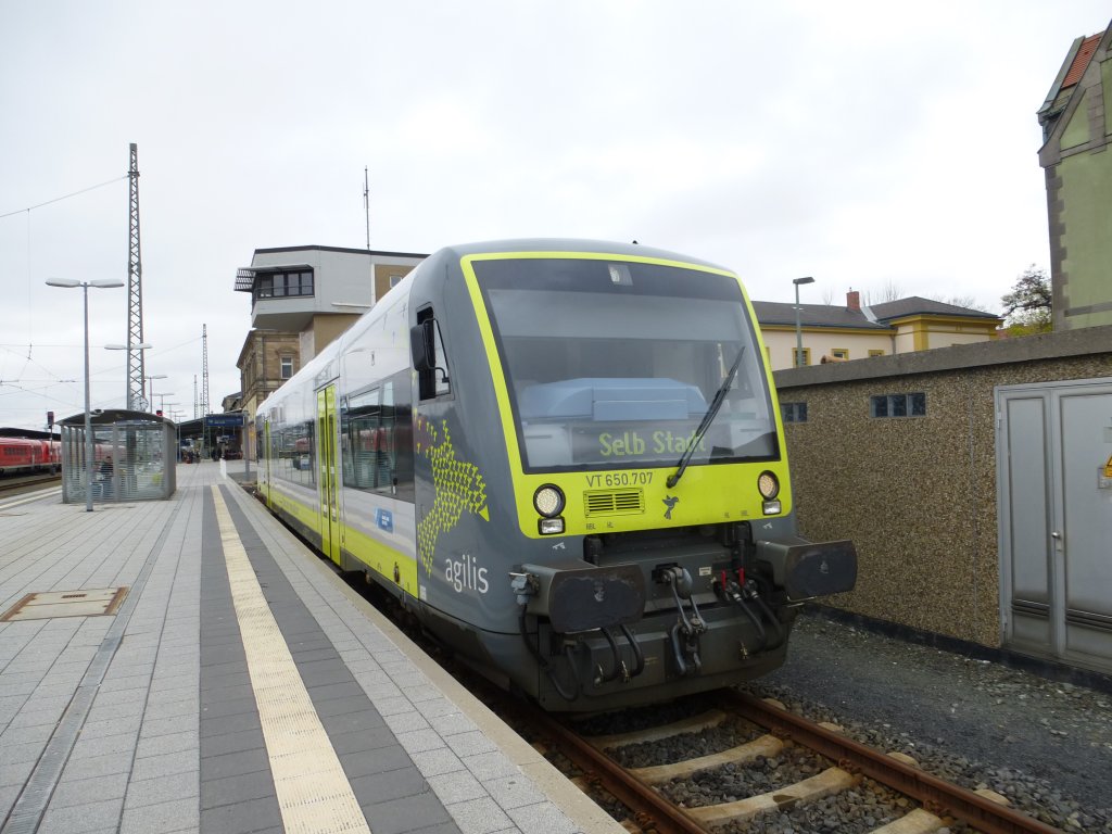 Here a lokal train to Selb Stadt (Agiils, VT 650.707) in Hof main station on Apil 28th 2013.