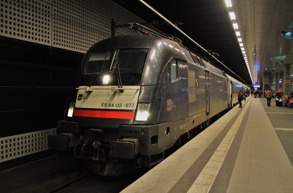 Here ES64 U2-072 with EC249 from Hamburg-Altona to Krakow Glowny. Berlin main station, 25.2.2012.