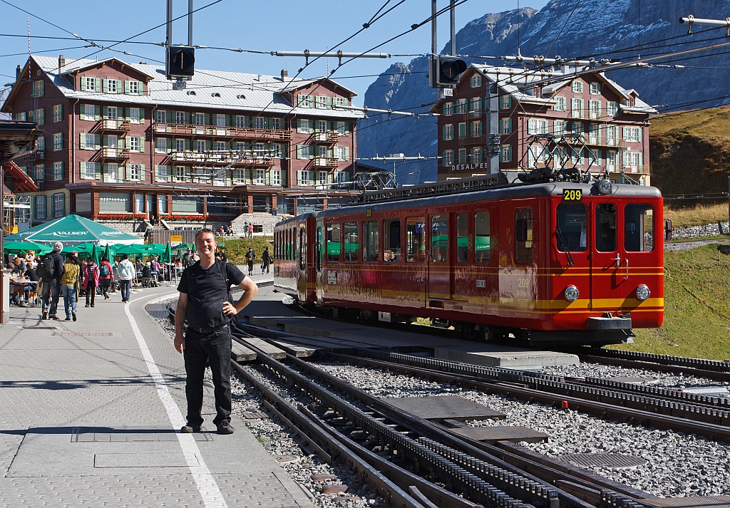 Here I am on 02.10.2011 at the station Kleine Scheideeg. Behind stands BDhe 2 / 4 railcar No. 209 with control trailer Bt 33 of the Jungfrau Railway, two are built in 1964. Thanks to Margaretha for the photo.