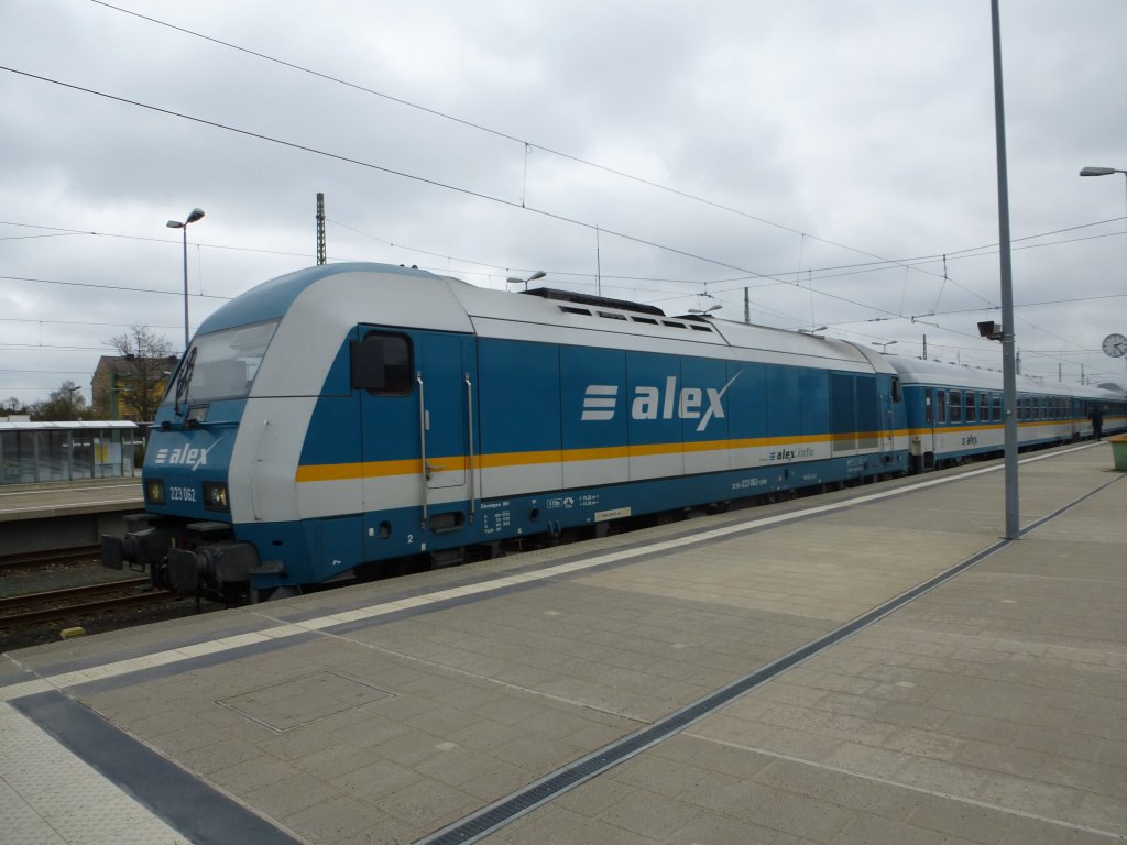 Here is standing 223 062 in Hof main station.
The Alex came from Munich main station.
The Photo was taken on April 28th 2013.