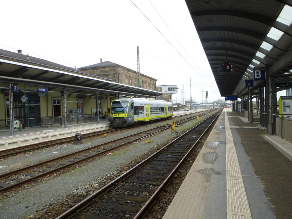 Here is standing a lokal train(Agilis) VT 650.733 to Kirchenlaibach in Hof main station on April 28th 2013.
