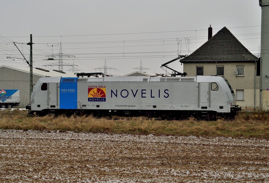 Here it is again the RAILPOOL class 185 697-0 named Jolina, this time it's switsching from the shunting tracks over the maintrack to the track where it standing while waiting for the train back to Northeim. Saturday 23rd february 2013