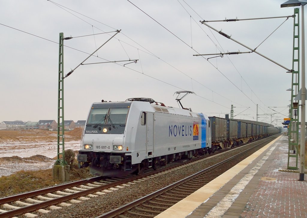 Here passes the class 185 697-0 from RAILPOOL with the Novelis-Alloytrain from Northeim to Nievenheim the station Allerheiligen at saturday 23rd of february 2013