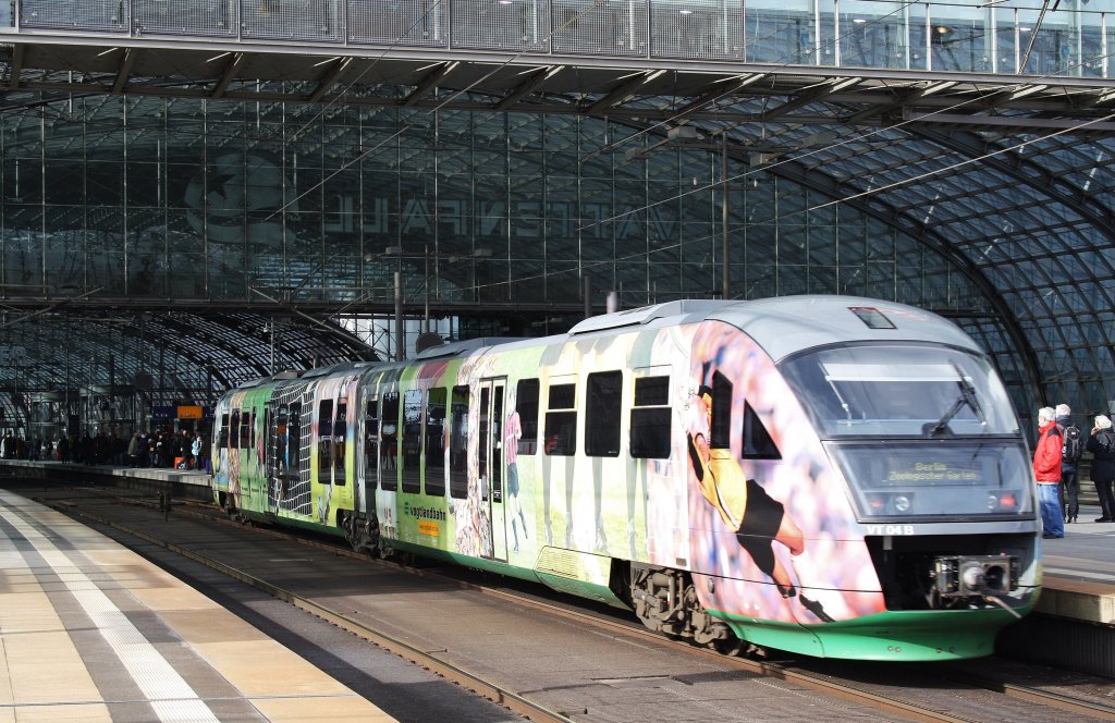 Here VT04 B as VX81144 from Adorf(Vogtl.) to Berlin Zoologischer Garten. Berlin main station, 25.2.2012. 