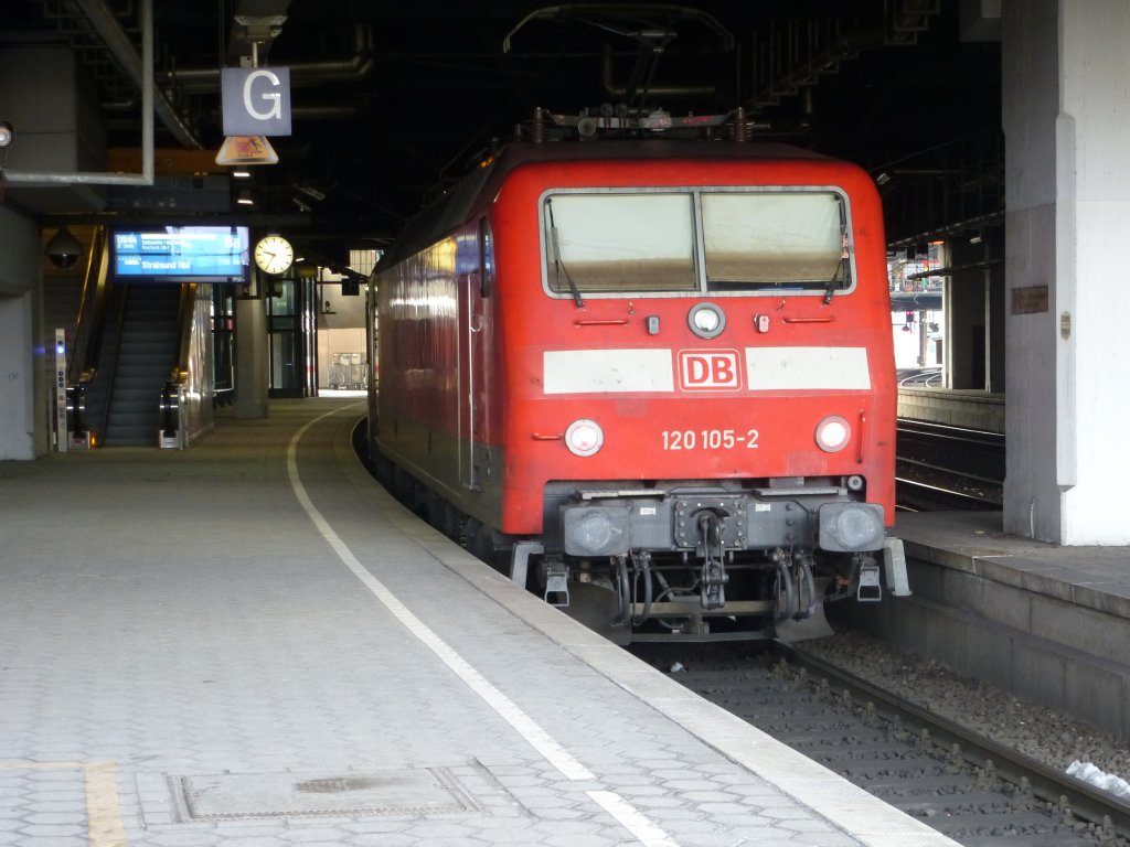 Here you can see 120 105-2 with an InterCity to Stralsund main station on April 3rd 2013 in Hamburg main station.