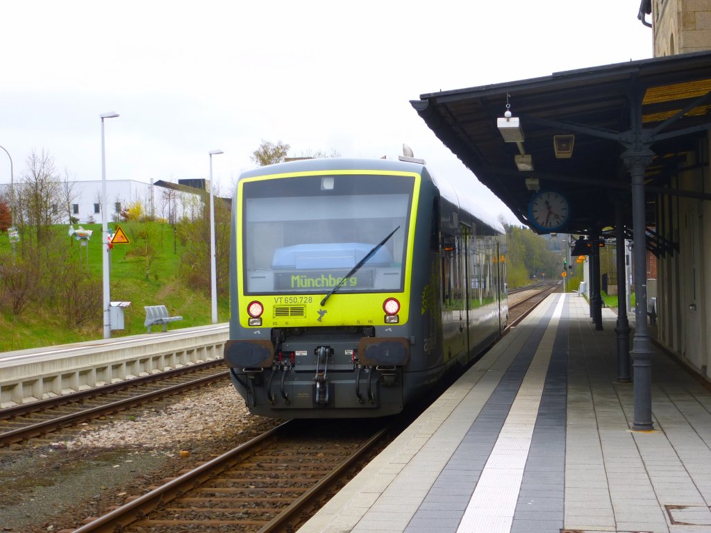 Here you can see a lokal train (Agilis) VT 650.728 to Mnchberg in Schwarzenbach an der Saale on April 28th 2013.