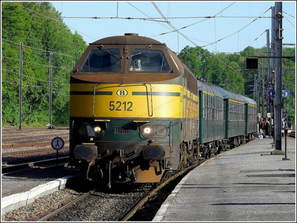 HLD 5212 is arriving at the station of Ciney on May 16th, 2009.