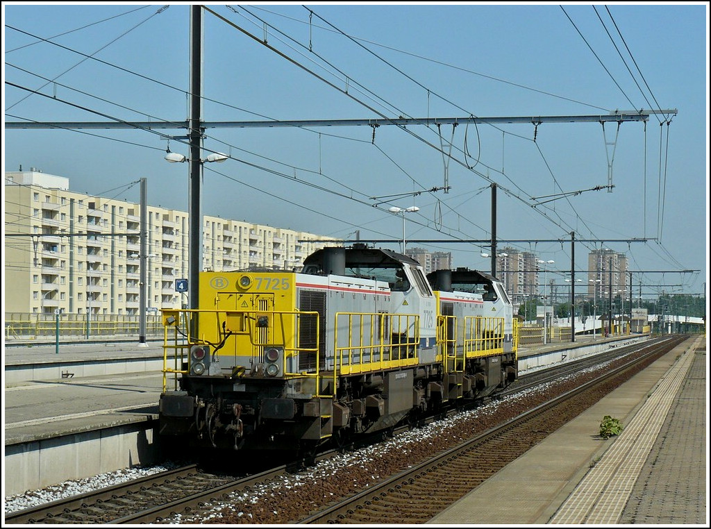 HLD 7725 and 7842 are running through the station Antwerpen-Luchtbal on June 23rd, 2010.