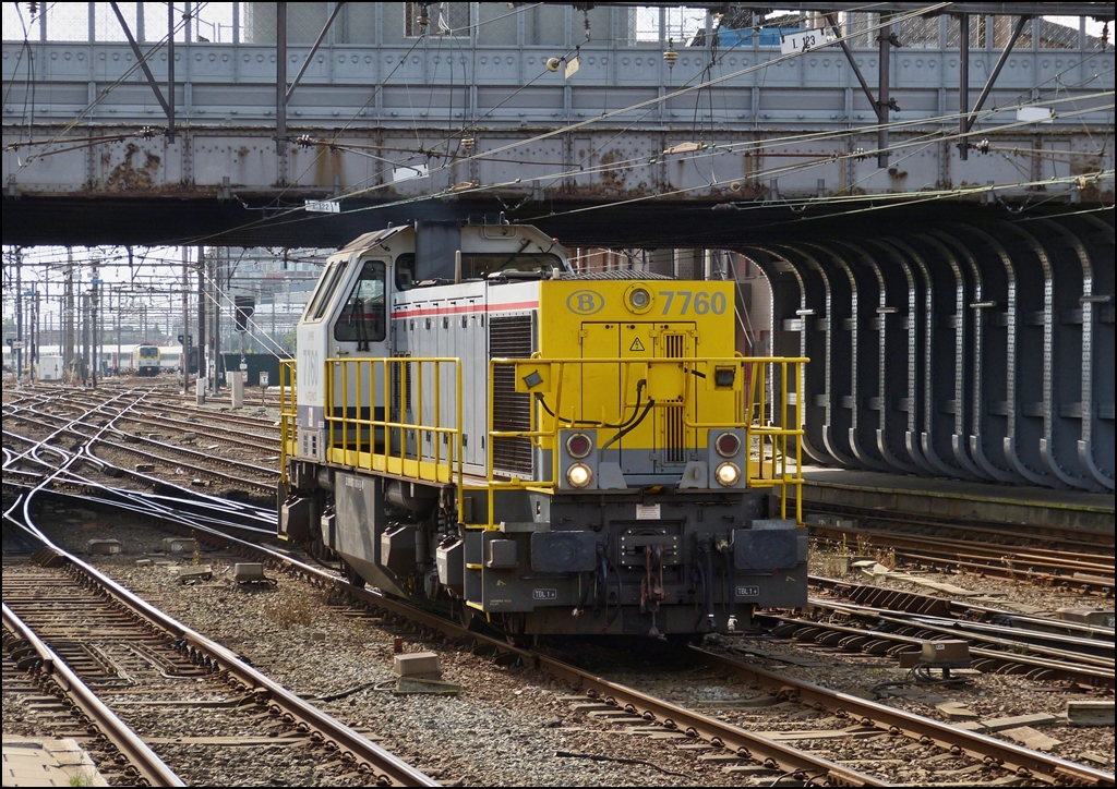 HLD 7760 is running through the station of Oostende on August 22nd, 2012.