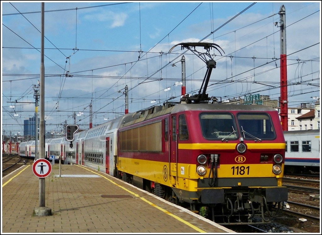 HLE 1181 with M5 cars is entering into the station Bruxelles Midi on June 22nd, 2012.