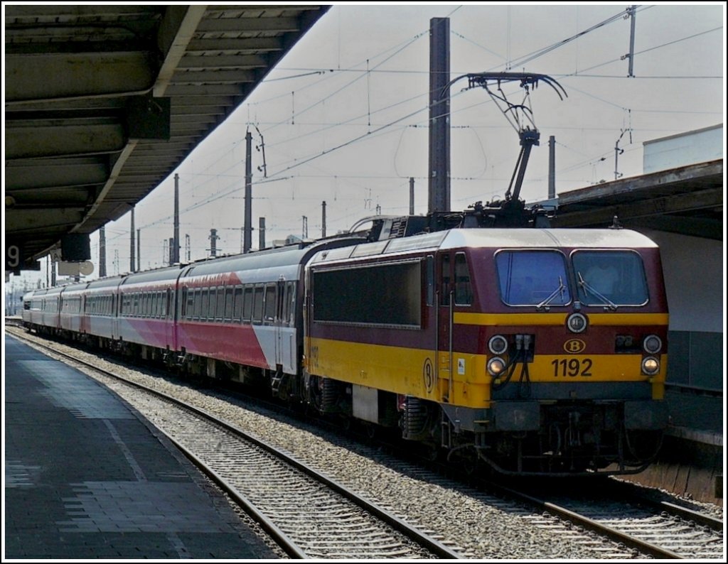 HLE 1192 is heading the IC Brussels - Amsterdam in Bruxelles Midi on May 30th, 2009.