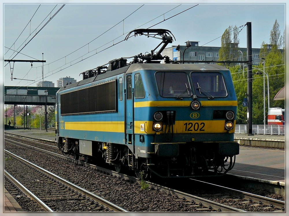 HLE 1202 is running alone through the station Antwerpen Nooderdokken on April 24th, 2010.