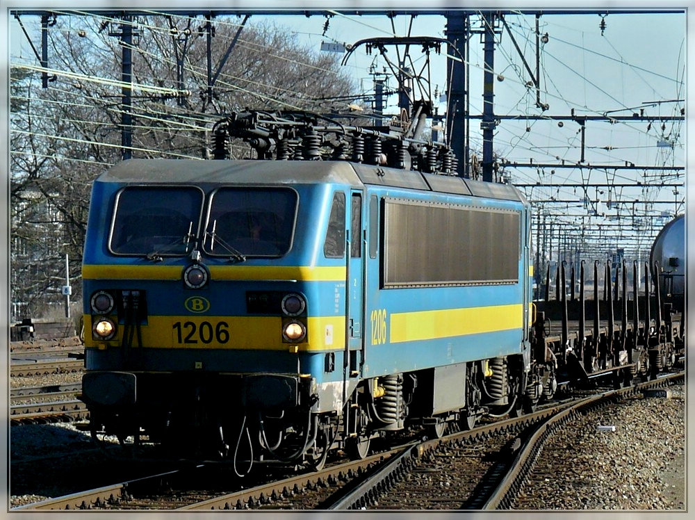 HLE 1206 is hauling a freight train through the station Gent St Pieters on February 14th, 2009.