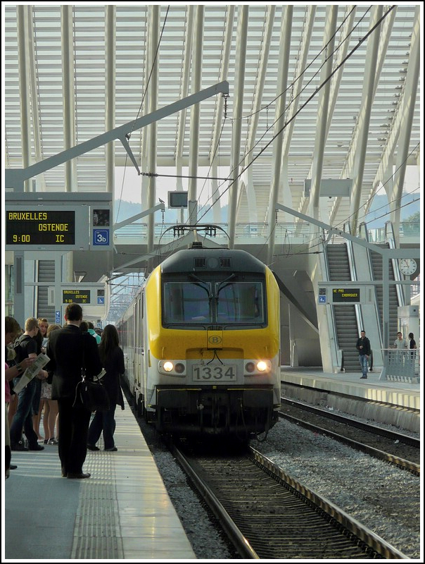 HLE 1334 with the IC A Eupen - Oostende is entering into the station Lige Guillemins on June 23rd, 2010.