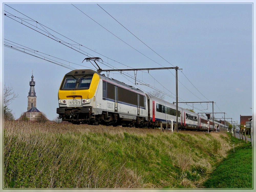 HLE 1337 is hauling the IC A Eupen - Oostende through Hansbeke on April 10th, 2009 