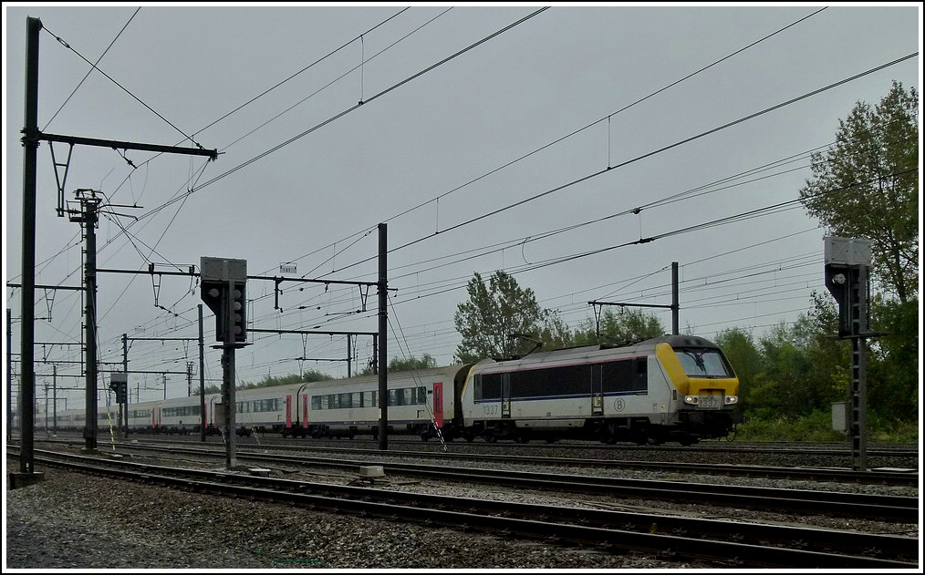 HLE 1337 is heading the IC A Eupen - Oostende in Oostende on October 9th, 2011.